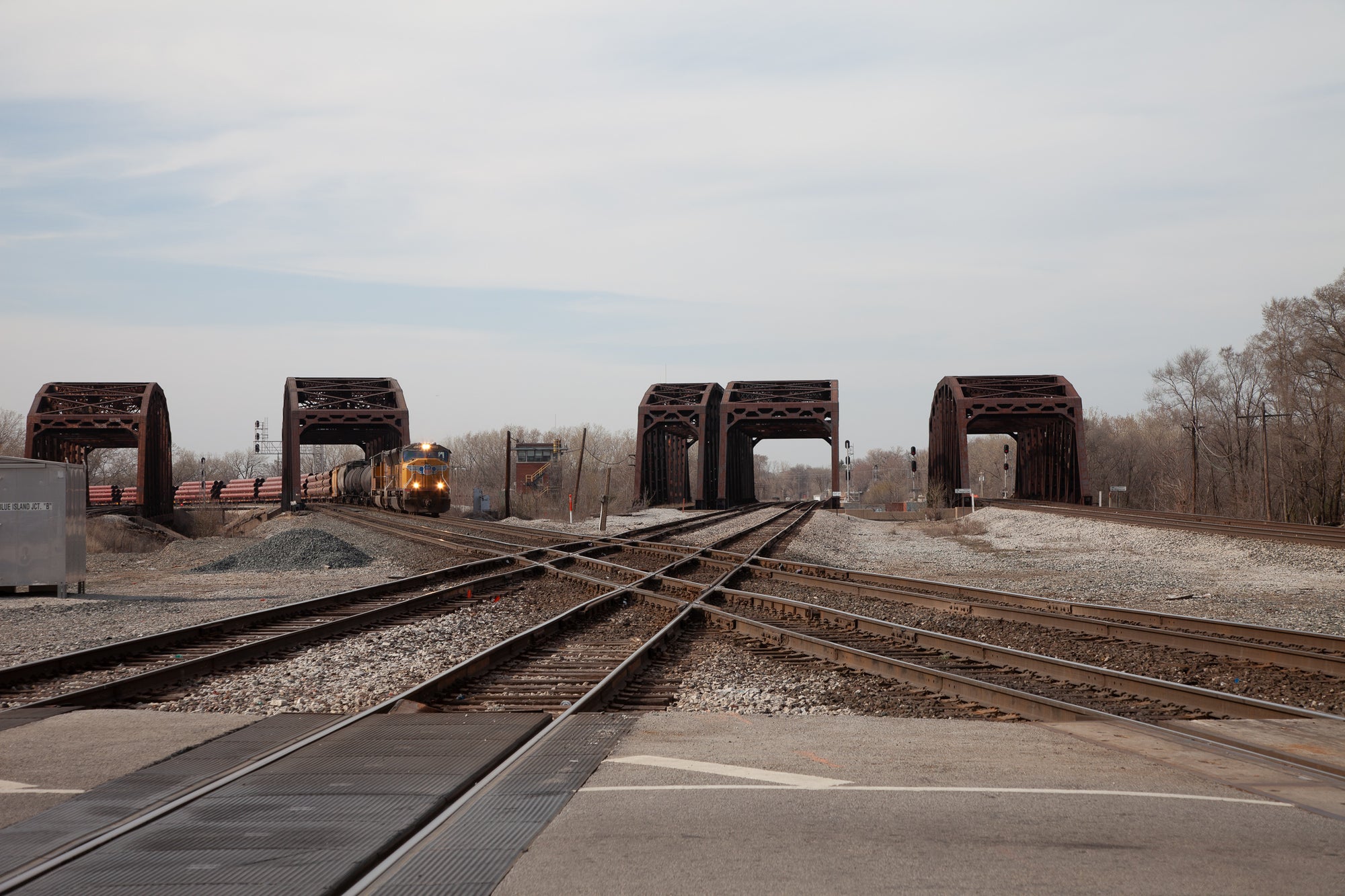 A train approaching the double-diamond railroad crossing at Blue Island; photographer Rick Graves